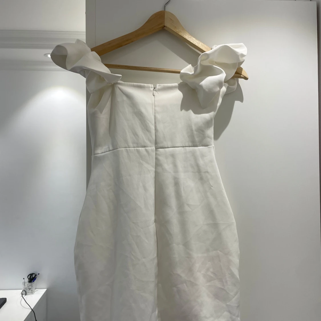 Vit kort klänning med volang - 1