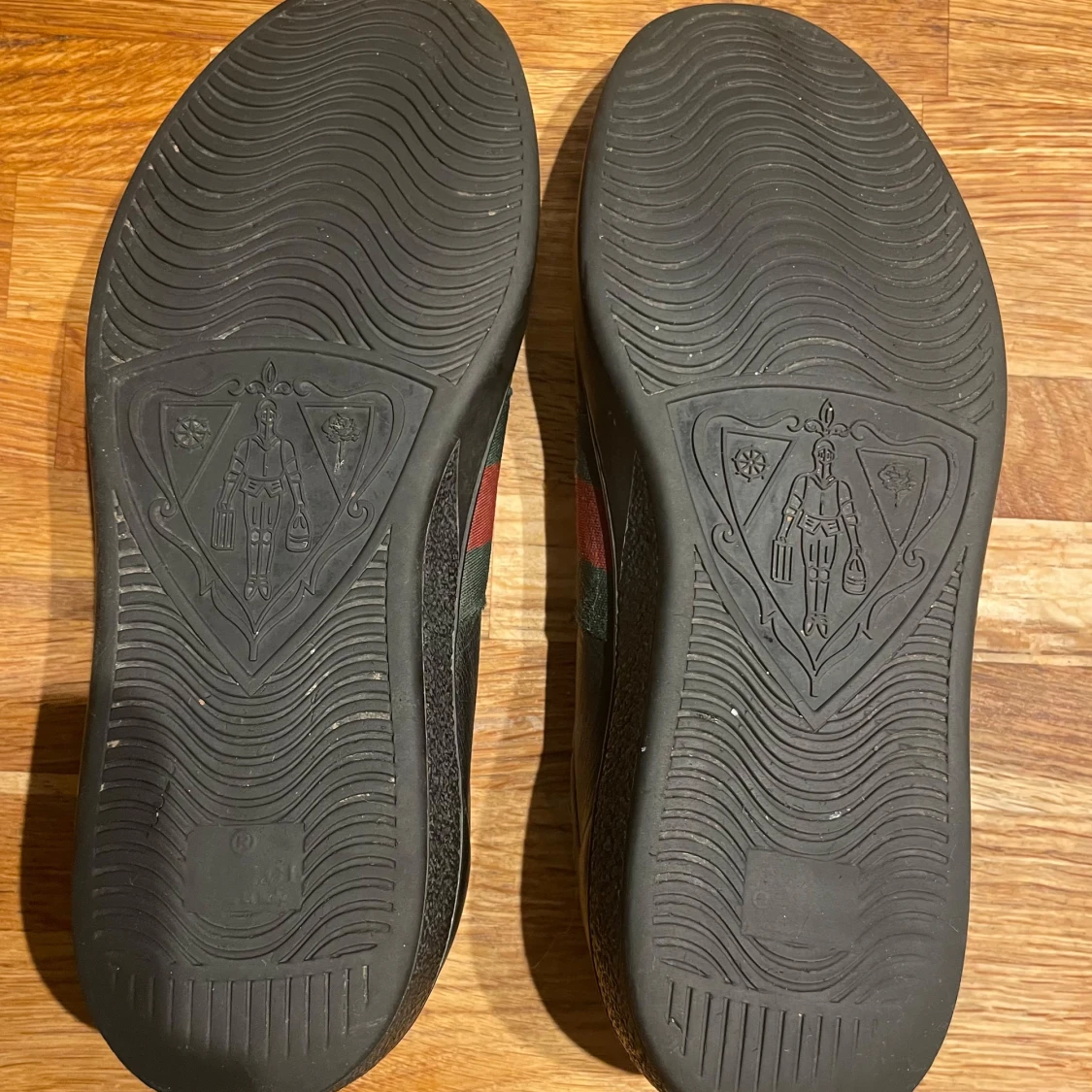 Gucci svarta sneakers med röd/grön rand - 1