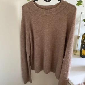 Beige stickad tröja från Zara - Mysig beige stickad tröja från Zara i storlek S. Tröjan har en rund halsringning och långa ärmar. Perfekt för lager-på-lager och chill höst- eller vinterstil. 