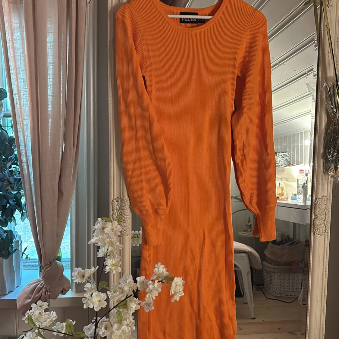 Orange ribbad långärmad klänning Pieces