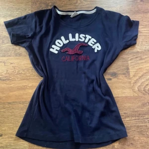 Hollister tröja - Använd några gånger men fint skick! Står att de är XLL men den passar inte i den storleken utan S-M. Kan gärna sänka priset!