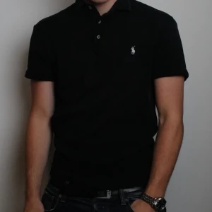 Svart pikétröja från Ralph Lauren - Svart pikétröja från Ralph Lauren med klassisk krage och korta ärmar. Pris kan diskuteras 😉👌