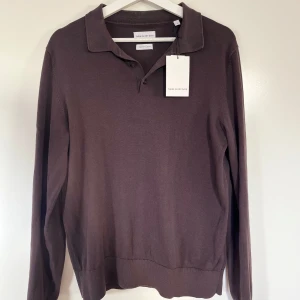 Brun pikétröja från These Glory Days - Säljer en helt ny stilren brun pikétröja från These Glory Days i superior bomull. Nypris 899. Mitt pris 349