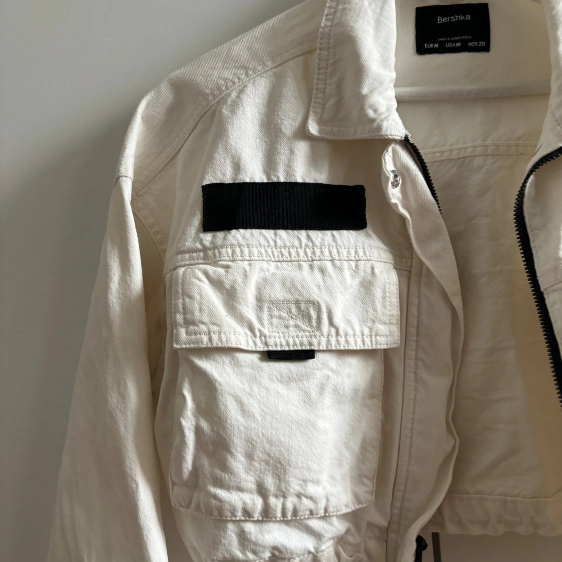 Beige croppad jacka från Bershka - 1