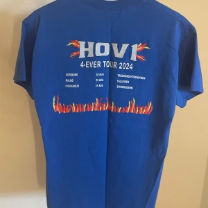 Hov1 2024-tour T-shirt - Hov1 2024 Tour. Bra längd och storlek. Köpt i malmö på deras Tour. Pris kan diskuteras 