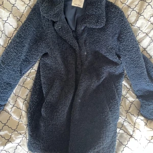 Mörkblå teddyjacka från Zara - Superfin blå teddyjacka köpt från Zara. Kappan är köpt från Zara kids i storlek 164. Säljer den då den är för kort i armarna på mig! Inga defekter eller tecken på användning alls!