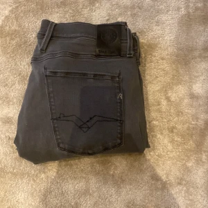 Replay jeans  - Rikigt feta replay jeans helt nya och oanvända i modellen anbass. Toppskick 10/10, dem kostar 1599 nypris, men säljer endast för 379.. Kontakta vid minsta fundering. Passform slim fit och storlek W34 och L34