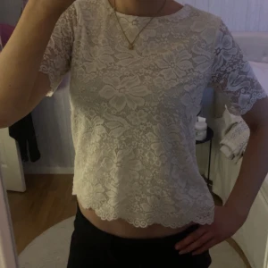 Vit spetsblus - Säljer en söt vit spetsblus, i vad jag skulle säga s-m (Storleken står inte) skriv gärna frågor och prisförslag. 💗🌸
