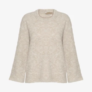 Stickad - Lite oversized stickad. Gpr bra för sena kvällspromender i sommarn eller en vanlig dag bara. Älskar den så mycket