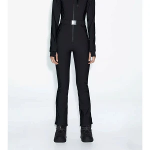 Skidkläder  - Snygg svart jumpsuit med dragkedja och bälte i midjan. Perfekt för en stilren look. Långärmad design med hög krage och praktiska fickor håller en varm 