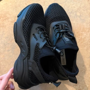 Svarta sneakers från Steve Madden - Snygga svarta sneakers från Steve Madden. Bara fåtal ggr använda då det var för små. 