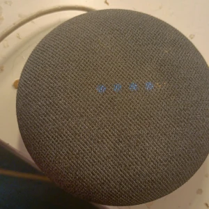 Vit powerbank från Deltaco - Säljer en vit powerbank från Deltaco. Och en bluetooth högtalare + sladd båda fungerar bara jag som inte fattat hur man använder bluetoothhögtalaren, ( är nån app till )