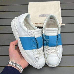 Valentino open - Säljer dessa snygga opens! Size 39 fits 40-41! Skick 7/10! Vad ingår? Kort o kyvärr. Hör av dig vid frågor eller funderingar 🤩