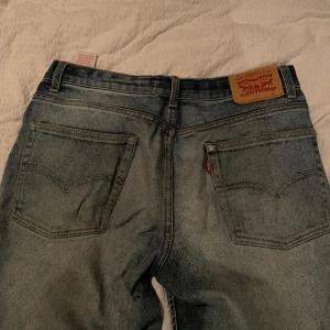 Levis 512 tapered - Säljer då dem inte andvänds! || riktigt schysta brallor med en blandning mellan tapered och relaxed fit. || Riktigt sjysst tvätt till våren o går verkligen ihop med de mesta!🤩|| frågor? Hör av dig! || mvh! 