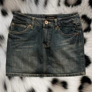 Mini kjol i jeans❤️ - Super söt mini kjol som är ifrån märket confort basic❤️den är 34 cm lång, 44cm rakt över nedtill och 35 rakt över upptill❤️ de står den är storlek S men den sitter mer som en XS❤️