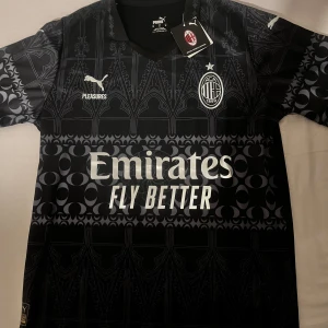 Svart AC Milan fotbollströja från Puma - En svart AC Milan x Puma x pleasures tröja i storlek M. Pris kan diskuteras. Hör gärna av er vid några frågor 