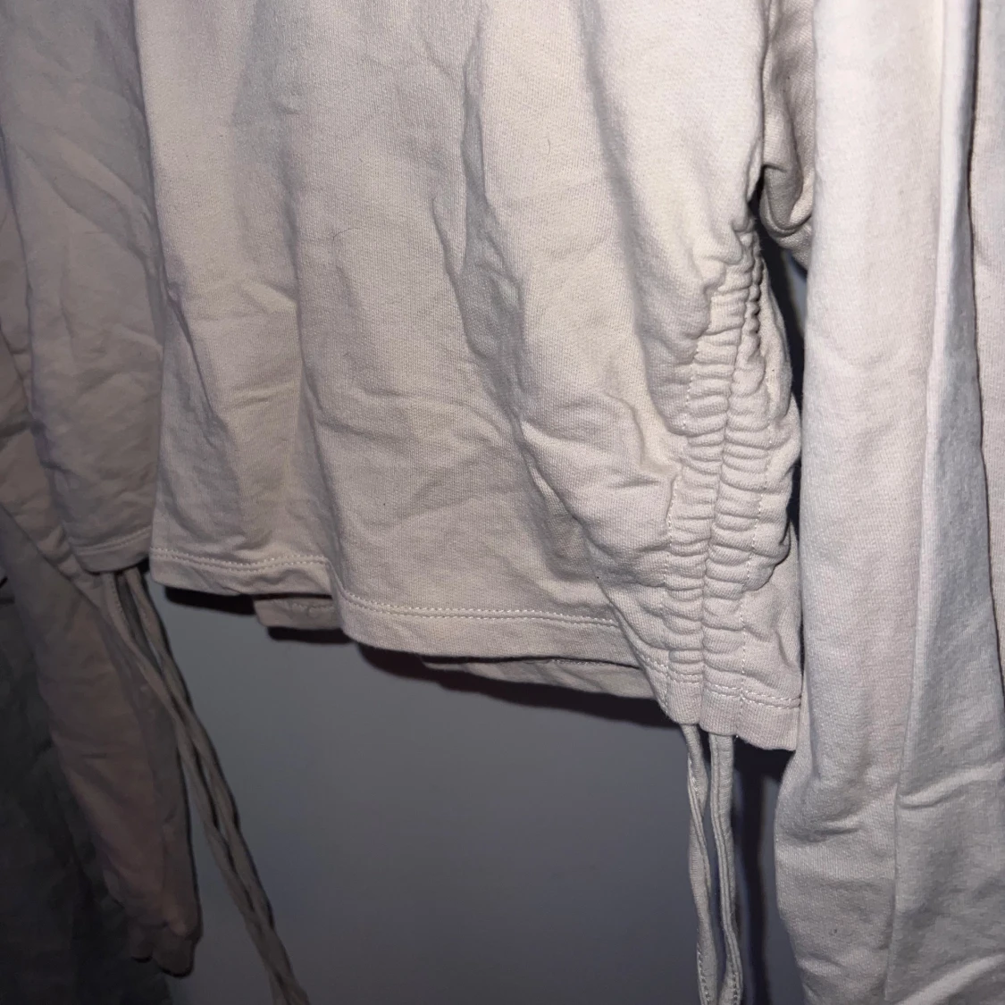 Beige croppad tröja med knyt - 1