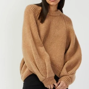 Beige stickad tröja från Rodebjer - Säljer en mysig beige stickad tröja från Rodebjer, modell Onella. Merinoullsblandning men otroligt mjuk. Inte stickig alls! Tröjan har en oversized passform med långa ärmar och ribbade detaljer vid hals, ärmslut och nederkant. Perfekt för kyliga dagar! 🍂 Förekommer lite ytludd och enstaka noppor  men inget övrigt att anmärka på.