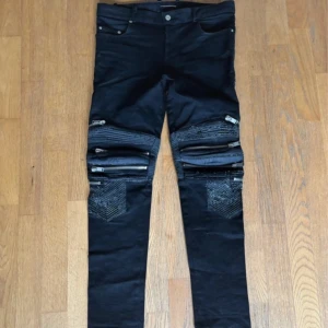 Saint Laurent Paris D02 Biker jeans - Saint Laurent Paris FW14 Biker jeans designade av Hedi Slimane i size 32. Läder detaljerna är ganska slitna men annars är byxorna som nya. Priset kan diskuteras vid snabb affär och kom med frågor och fler bilder kan fixas!!