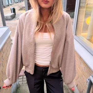 Beige bomberjacka från Zara - Snygg beige oversize bomberjacka från Zara med dragkedja framtill. Storlek XS! 💕💕