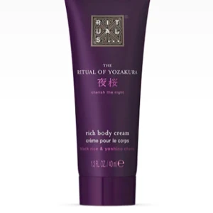 Ny! The Ritual of Yozakura Rich Body Cream - Ny! Lyxig kroppskräm från Rituals i serien The Ritual of Yozakura. Innehåller dofter av svart ris och yoshino-körsbär. Perfekt för att vårda och återfukta huden med en rik och krämig konsistens. Förpackningen är elegant i en djup lila färg och innehåller 40 ml. Limited edition som är slutsåld. Kika gärna på mina andra annonser, säljer mer i denna doft och en massa annat 🌸