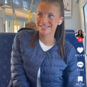 Trendig jacka från uniqlo❤️ - Säljer en superfin jacka från uniqlo❤️pris kan diskuteras!! Färgen på jackan är blågråaktig❤️ Jackan är superfin och perfekt nu inför våren. Hör av er för fler bilder och mer info ❣️