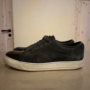 Lanvins  - Hej 👋 nu ska jag sälja mina schyssta skor. Dem är i bra skick och perfekta för sommaren☀️. Dem är svarta och i storlek 42,5 men ganska stora i storleken