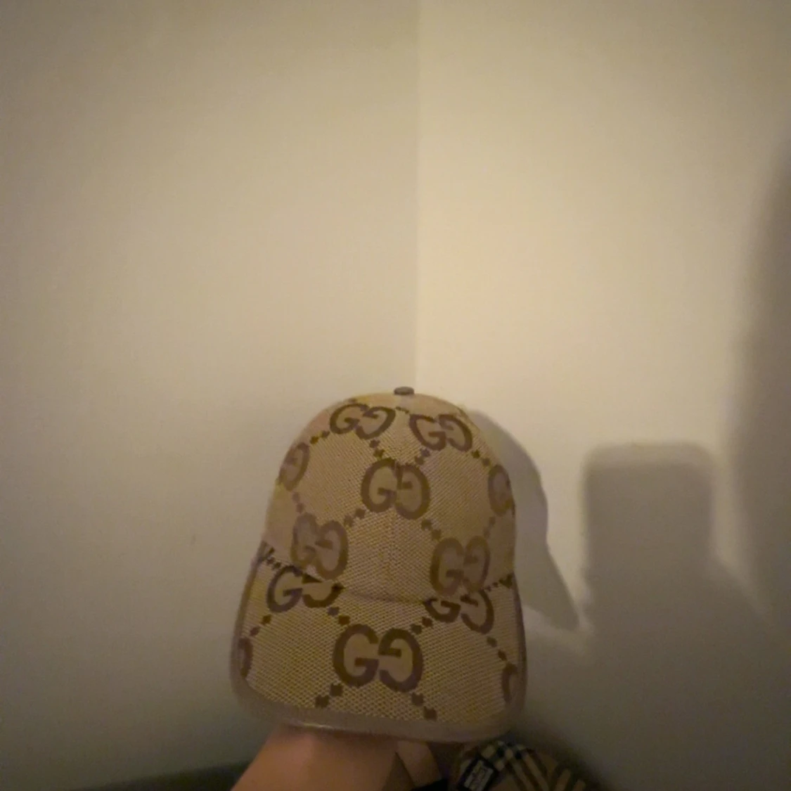 Beige keps med GG-mönster