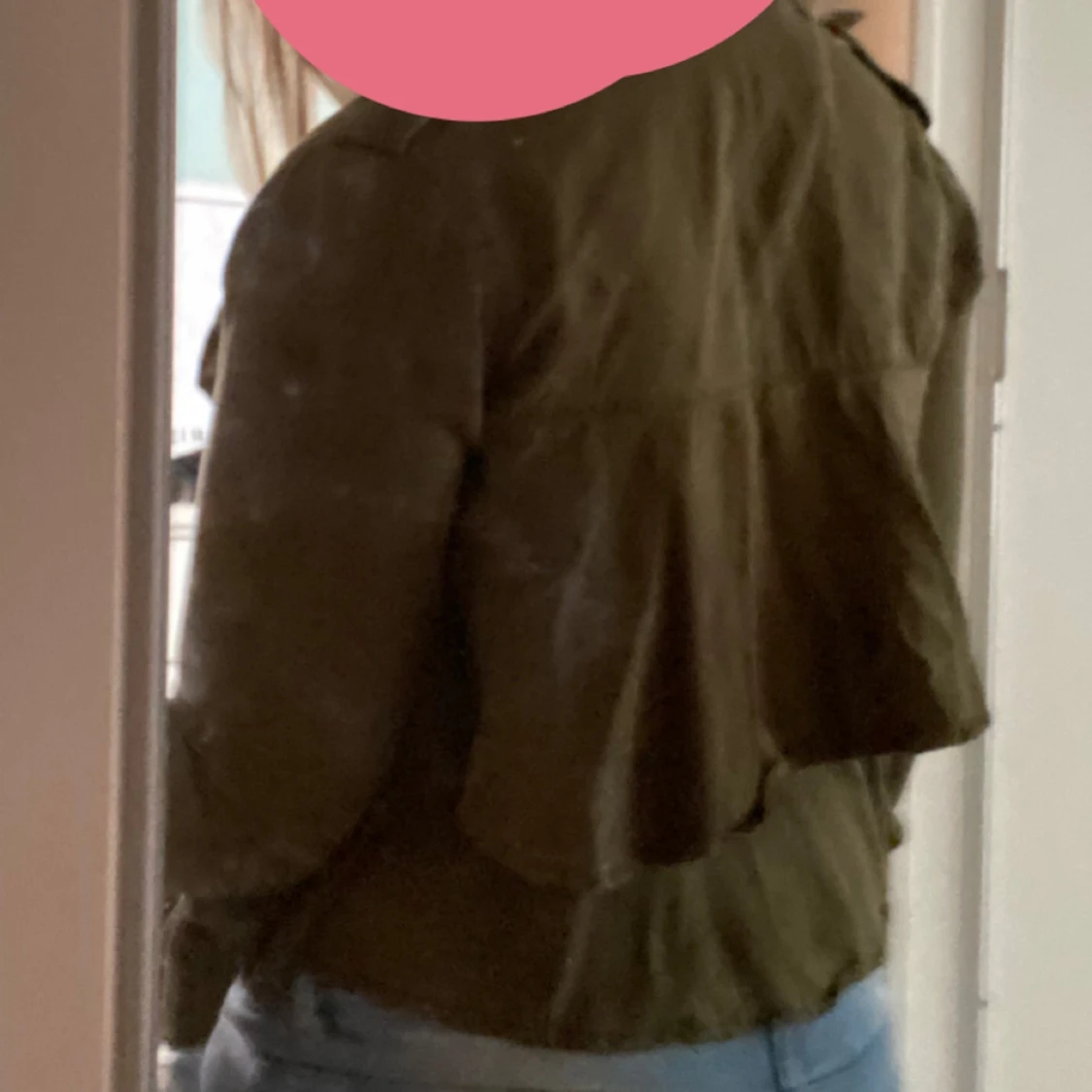 Olivgrön jacka med volangdetalj - 1