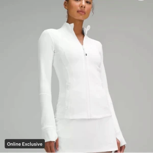 Lululemon define jacket  - Säljer min jätte fina lululemon define jacket i storlek 6 då den ej kommer till användning! Köpt i butiken på Biblioteksgatan i sommars❣️jackan är som ny förutom ett ”sträck” på undersida arm som knappt syns (sista bilden) tröjan är slutsåld och eftertraktad