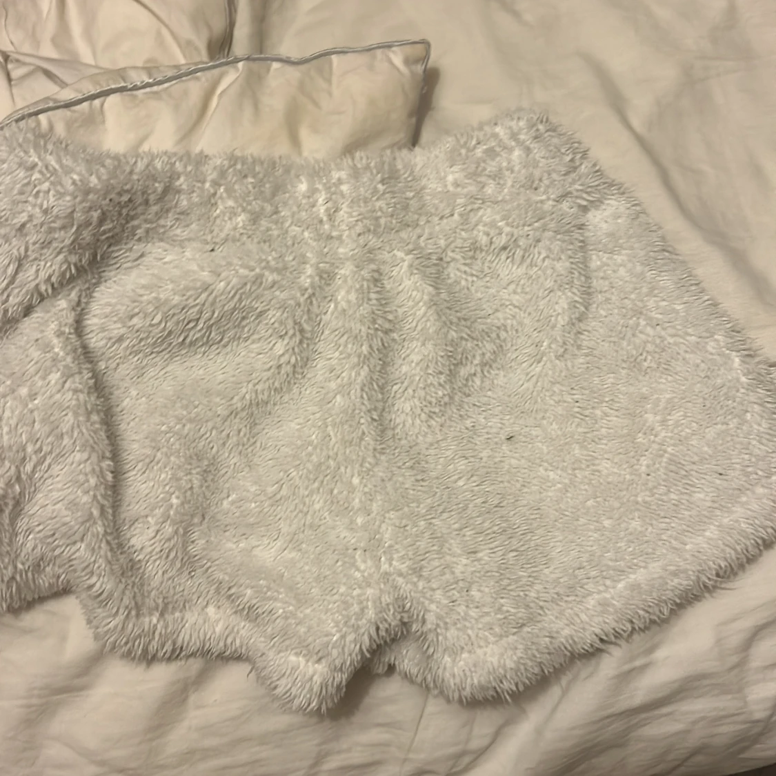 Vita fluffiga shorts från Shein - 2