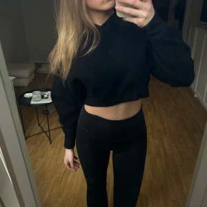Svart croppad stickad hoodie - Säljer en svart stickad hoodie med långa ärmar från Zara😋🫶🏼 Köpt för 400 säljer för 200 💞