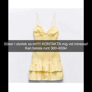 SÖKERR!!!Gul rutig klänning med volang - Charmig gul klänning med rutigt mönster och smala axelband. Den har en söt volangdetalj vid fållen och en knytning i ryggen. Perfekt för soliga dagar på stranden.