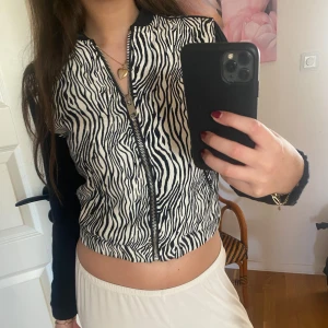 Zebramönstrad jacka från Bershka - Snygg zebramönstrad jacka från Bershka med dragkedja framtill.