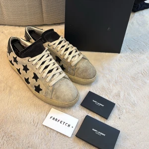  Saint Laurent skor (Byten tar jag gärna) - Saint Laurent skor i väldigt sällsynt modell,beige med svarta stjärnor. De bra skick utifrån mockan och hälen som har sämre skick som man ser, men går enkelt att lösa med rätt grejer. Köpta på farfetch, 2 st äktighetskort medföljer . Hör av dig vid funderingar och pris kan diskuteras mvh Malte