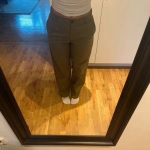 Byxor - Snygga byxor med hög/ mellan hög midja och rak passform. 