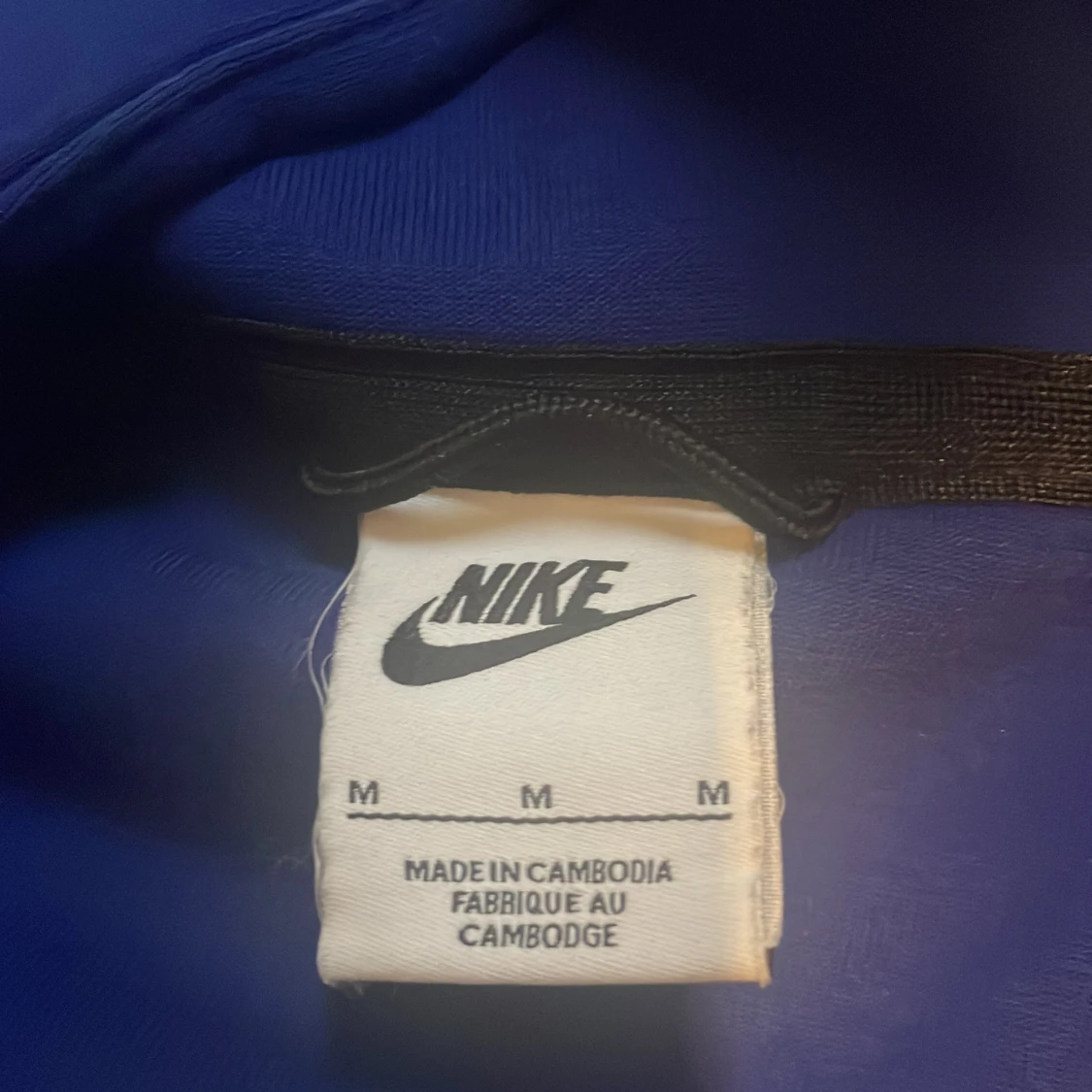 Blå Nike techfleece med Barcelona logga. - 2