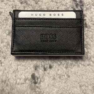 Hugo boss plånbok  - Säljer en snygg Hugo boss plånbok i mycket bra skick