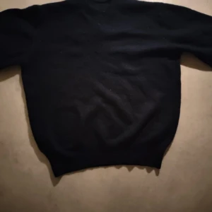 Svart tröja - Säljer en klassisk svart tröja med rund hals och långa ärmar. Perfekt för en stilren look och enkel att matcha med andra plagg. Pris kan diskuteras.Den ser bättre i verkligheten 