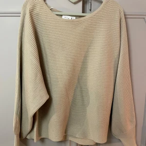 Beige ribbad tröja från Vila - Säljer en stilren beige ribbad tröja från Vila. Aldrig använd 