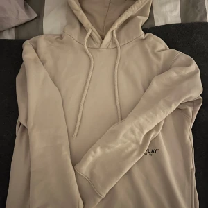 Beige hoodie från Replay - Säljer en snygg beige hoodie från Replay i ekologisk bomull. Den har en klassisk design med justerbar huva och ribbade muddar. Perfekt för en avslappnad stil.