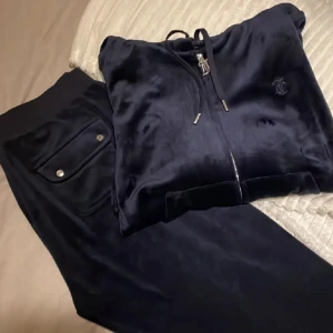 Juicy Couture set - Superfint mjukisset från juicy couture som är använd ungefär 5 gånger!