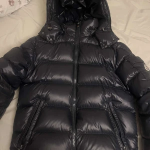 Svart dunjacka från Moncler - Säljer en snygg svart dunjacka från Moncler ÄKTA bevis finns!!!. 
