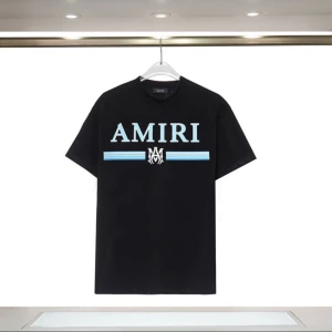 Svart t-shirt från Amiri - Snygg svart t-shirt från Amiri’s senaste kollektion  med ljusblått tryck på framsidan. T-shirten har en klassisk passform och korta ärmar, perfekt för en stilren look. Strl L (3ex)