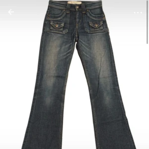 Blå jeans snygga fickor - Snygga blå jeans med assnygga fickor. Köpt på vinted men lite korta på mig som är 175. Asbra skick inga fläckar eller hål. 