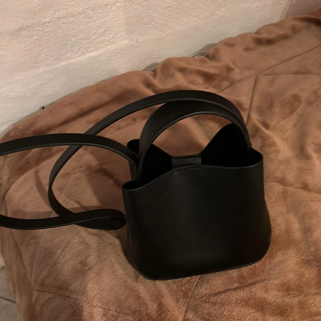 Svart axelväska från Gina - 3