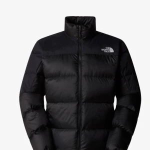 Svart dunjacka från The North Face - Säljer min The North Face jacka som jag använts ett par gånger. Jackan har en hög krage och dragkedja framtill. Perfekt för kalla dagar med sin pufferdesign som håller värmen. En stilren och funktionell jacka för vintern.