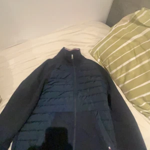 Mörkblå jacka med dragkedja - Snygg mörkblå jacka med dragkedja och quiltade detaljer. Perfekt för kyligare dagar med sin stilrena design och bekväma passform.