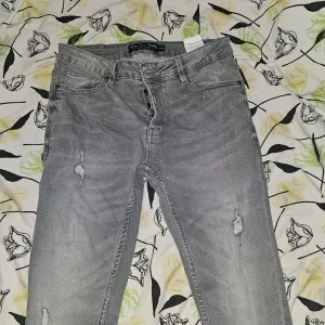 Amaci&Sons jeans ( Straight fit)  - Säljer eftersom det var fel storlek och är bara testade annars är dom helt nya. Finns inga tecken på skador eller användning. Kan gå ner i pris vid snabb affär 