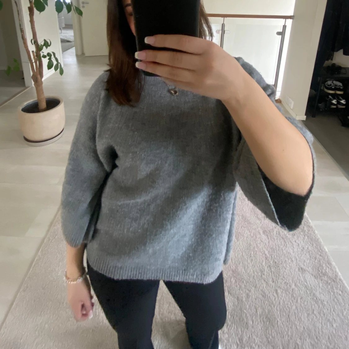 Grå stickad tröja
